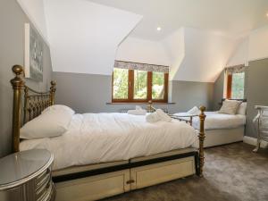Un dormitorio con una cama grande y una ventana. en Little Picket, en Ringwood 51 fotos más