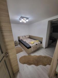 een slaapkamer met een bed in de hoek van een kamer bij Casa Laura&Florin in Constanţa