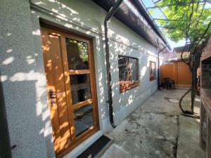 una puerta de una casa con una ventana en ella en Casa Laura&Florin en Constanza