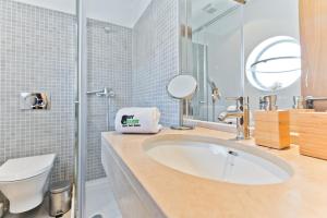 a bathroom with a sink and a shower at BmyGuest - Meco Mar-Me-Quer House in Alfarim