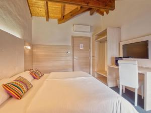 @ Home Hotel Locarno客房内的一张或多张床位