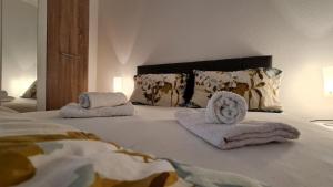 1 dormitorio con 1 cama con toallas en Studio Emilija A30 A42 en Veliko Gradište