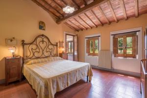 ein Schlafzimmer mit einem Bett und einer Holzdecke in der Unterkunft Fonte Nuova in Badia Agnano