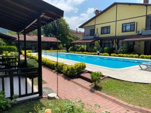 una piscina accanto a una casa e a un edificio di Four seanson müstakil sıcak havuzlu villa a Sapanca