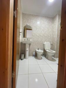 Vannituba majutusasutuses Appartement centre oued laou avec piscine été