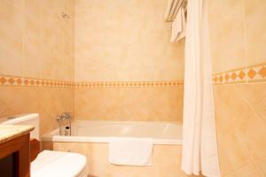 a bathroom with a tub and a toilet and a sink at Tirontillana in Dehesa de Cuellar