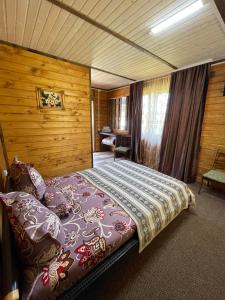 Giường trong phòng chung tại Садиба Карпат