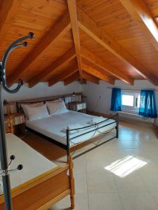 une chambre avec un lit dans une pièce avec des plafonds en bois dans l'établissement Marthas Studios, à Parga