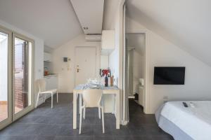 a room with a table and chairs and a bed at Amarea in Messina