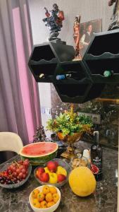 - une table avec des bols de fruits et une boisson dans l'établissement Eden Valley Summer home, à Alanya