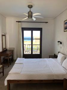 a bedroom with a bed with a view of the ocean at Hotel Apartment Agios Konstantinos in Ágios Konstantínos