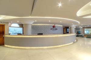 um lobby de um hotel com um balcão de recepção em Hotel Laghetto Siena Gramado em Gramado