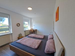- une chambre avec 2 lits et des oreillers dans l'établissement Ferienhaus Mandelbäumchen, à Barth