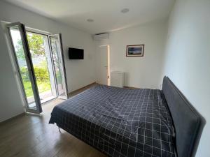um quarto com uma cama com um edredão preto em BikeandClimb B&B em Finale Ligure