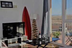 科拉雷侯Chic&Surf Dunes View Lumineux et vue superbe !的配有平板电视和桌子的客厅