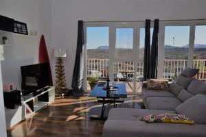 科拉雷侯Chic&Surf Dunes View Lumineux et vue superbe !的带沙发、桌子和电视的客厅