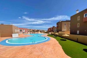 科拉雷侯Chic&Surf Dunes View Lumineux et vue superbe !的庭院中间的大型游泳池