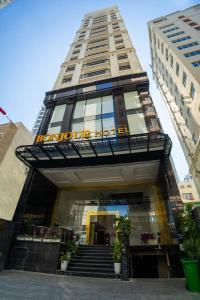 un bâtiment avec une enseigne sur la façade dans l'établissement Bonjour Nha Trang Hotel, à Nha Trang