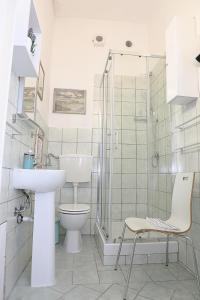 サッサリにあるSogno Allegroのバスルーム(シャワー、洗面台、トイレ付)
