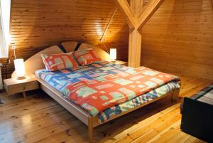 1 dormitorio con 1 cama en una cabaña de madera en Willa pod Krokodylem, en Łeba