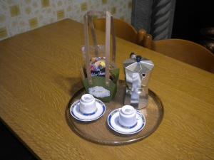 una mesa con cafetera y tazas. en Casa Fantasy Alloggio Turistico, en Tuscania