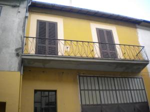 Casa amarilla con balcón en Casa Fantasy Alloggio Turistico, en Tuscania