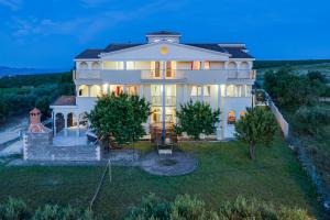 an aerial view of a large white house at Apartman David s bazenom i jakuzijem in Podušje