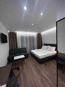 Black Diamond Hotel Dhermi客房内的一张或多张床位