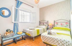 sypialnia z dwoma łóżkami, na których siedzą szczeniaki w obiekcie Casa Colibri 2 Beach Nerja w mieście Nerja +11 zdjęć