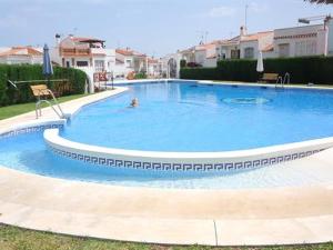 duży basen z osobą w wodzie w obiekcie Casa Colibri 2 Beach Nerja w mieście Nerja