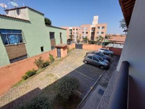 vista su un parcheggio con due auto parcheggiate di Casa de 2 Suítes com Internet Rápida e Comodidades a Belo Horizonte