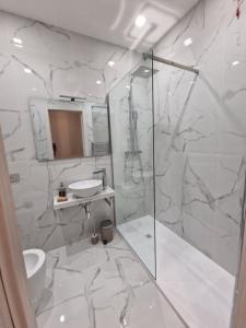 Koupelna v ubytování Cuma Suites