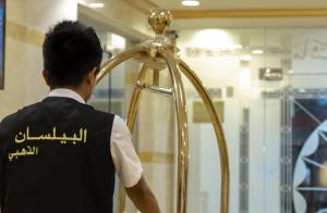 a man is looking at a shower in a room at البيلسان الذهبي 1 in Jeddah