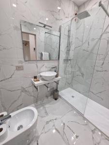 Koupelna v ubytování Cuma Suites