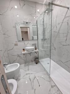 Koupelna v ubytování Cuma Suites
