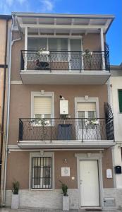 un condominio con balcone e porta di Solidea House a Palmi