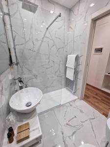 Koupelna v ubytování Cuma Suites