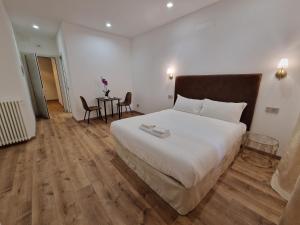 Postel nebo postele na pokoji v ubytování Cuma Suites