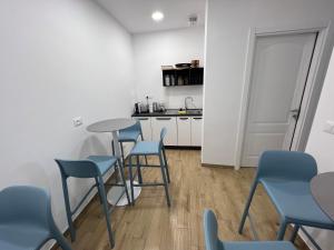 um quarto com mesas e cadeiras e uma cozinha em BikeandClimb B&B em Finale Ligure