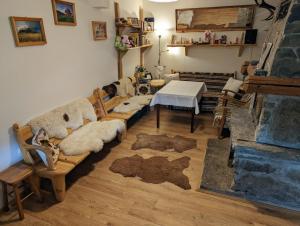 ein Wohnzimmer mit einem Sofa und einem Kamin in der Unterkunft Noclegi U Lestka in Lutowiska