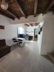 Casa Linda Vista في غواناخواتو: غرفة معيشة مع طاولة وأريكة