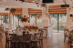 a wedding reception in a loft with tables and chairs at Hotel Borowina in Konstancin-Jeziorna