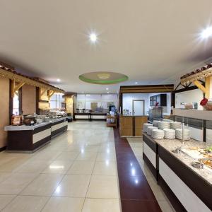 Kuchyň nebo kuchyňský kout v ubytování Lims Bona Dea Beach Hotel