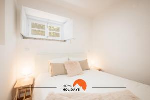 um quarto branco com uma cama e uma janela em #049 Spacious OldTown with AC, Pool, 150 mts Beach em Albufeira