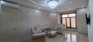 uma sala de estar com duas cadeiras e uma mesa em Caspian Seaside Villa em Sumqayıt