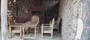 una mesa y sillas en una habitación con chimenea en Caspian Seaside Villa en Sumqayyt