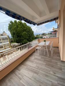 Apartamento Playa Oliva Deluxe في أوليفا: بلكونه مع طاوله وكراسي واطلاله