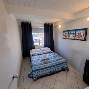 ein kleines Schlafzimmer mit einem Bett und einem Fenster in der Unterkunft Resort Loft & Spa Villa #8 in Mandurah