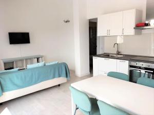 A kitchen or kitchenette at Affittimoderni Castelsardo La Gemma