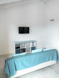 A television and/or entertainment centre at Affittimoderni Castelsardo La Gemma